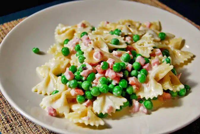 Pasta with Ham, Peas and Cream