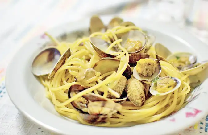 Spaghetti alle Vongole ( Spaghetti with Clams )