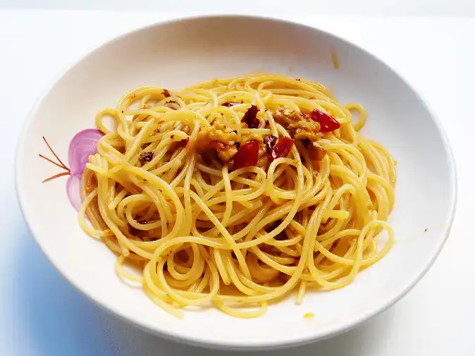Spaghetti with Garlic, Oil and Chili Pepper ( Spaghetti Aglio, Olio e Peperoncino )