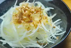 Onion Salad with Katsuobushi Recipe (タマネギのサラダと鰹節)